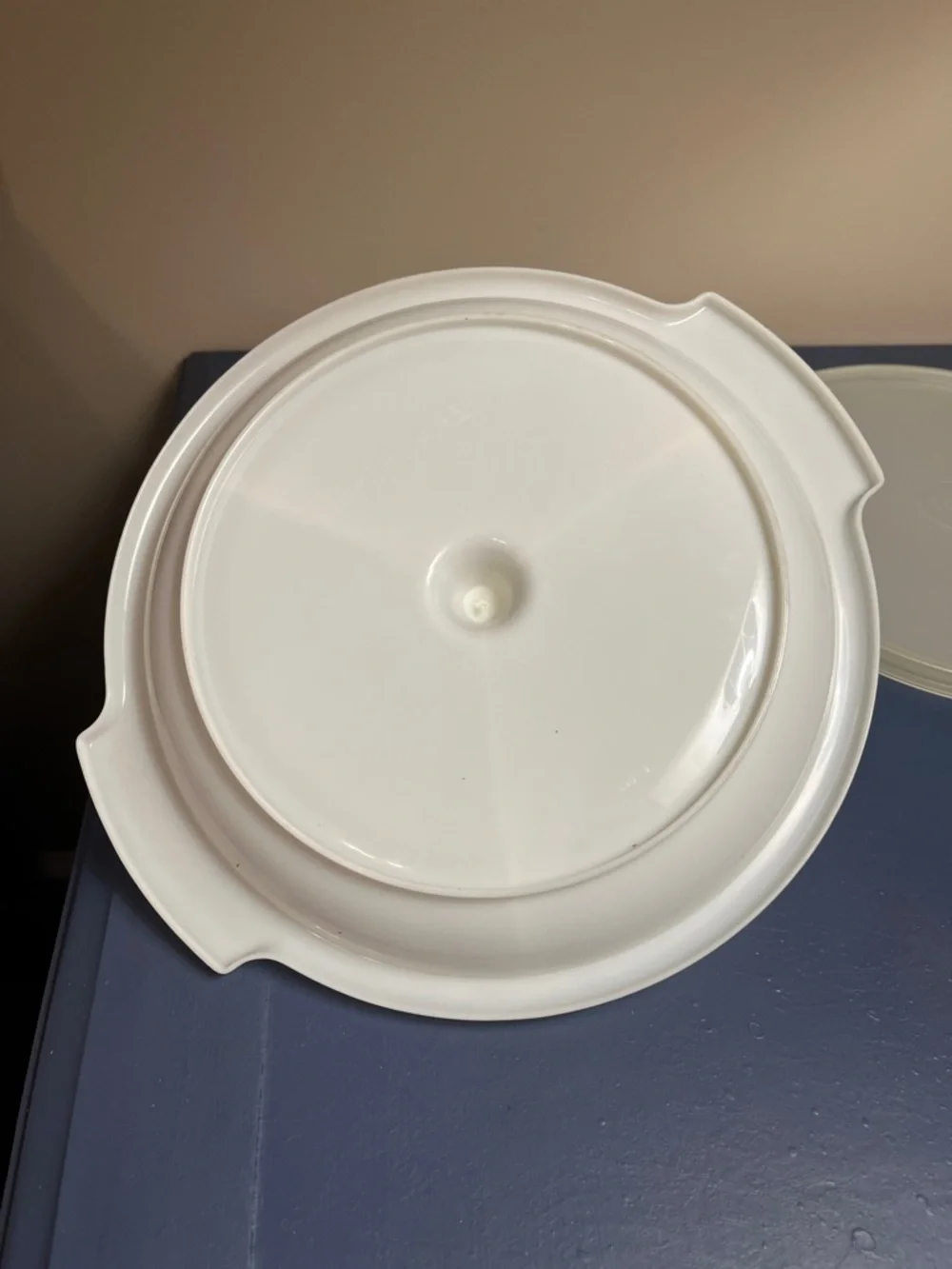 Tupperware 8 in Round Divided Serving Tray with Lid - White/Cream